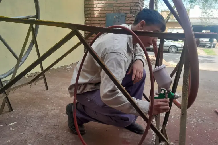Alumnos de una escuela técnica de Colón restauraron máquinas de ejercicios para espacios públicos