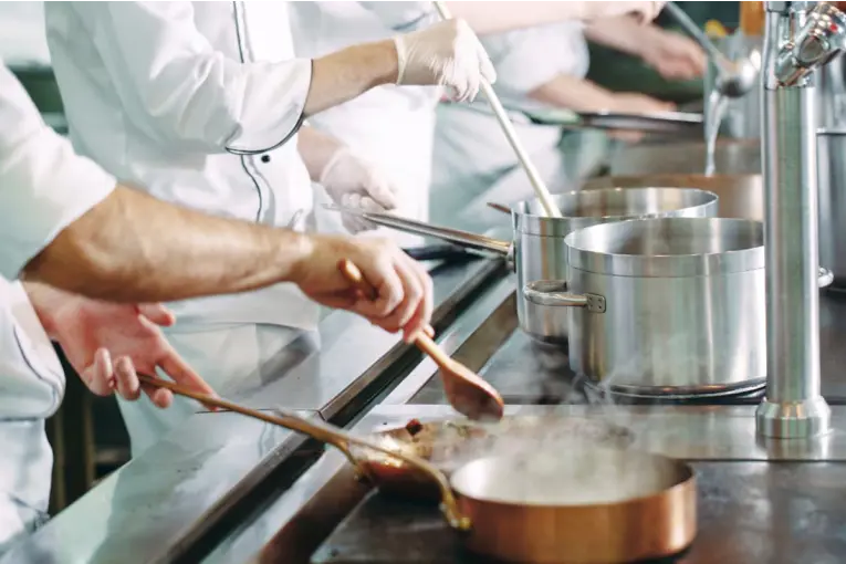 Cuánto cobran los cocineros en marzo de 2026 con el aumento oficial