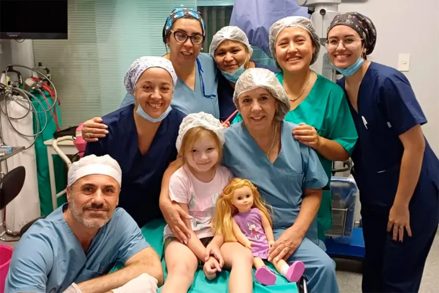Sarita junto a la Dra. Fandi&ntilde;o y parte del equipo medico que la atendi&oacute; en el Hospital Austral (foto Estaci&oacute;n Plus)