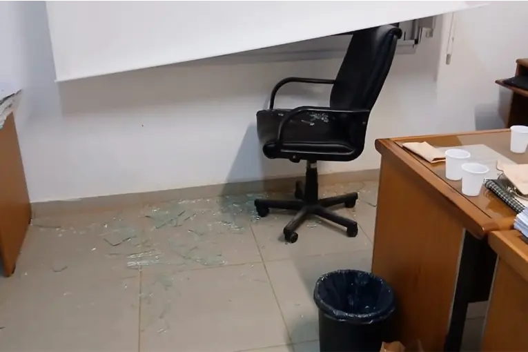 Piedras, destrozos y amenazas tras fallo judicial que absolvió a joven por una muerte en un choque
