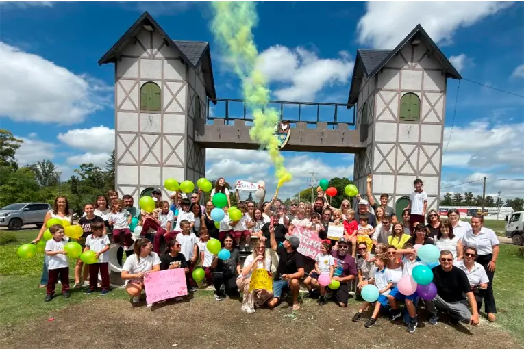 Emotiva caravana en Crespo para recibir a Sarita, la niña que enfrenta un cáncer ocular