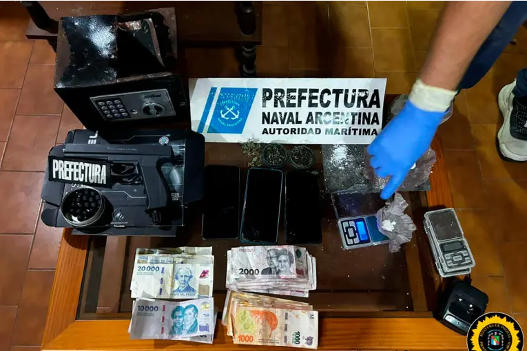 Tres detenidos y cocaína secuestrada tras allanamientos por narcomenudeo en Villa Elisa