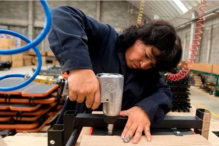 Informe de brechas de género: mujeres concentran el 64,2% de los menores ingresos