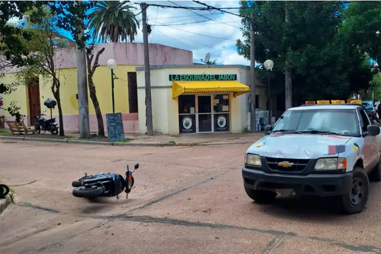 Choque entre moto y camioneta en Villaguay: dos adultos y un niño con lesiones graves