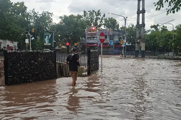 Temporal en Mendoza: suspenden festejos de la Vendimia por lluvia, viento y granizo