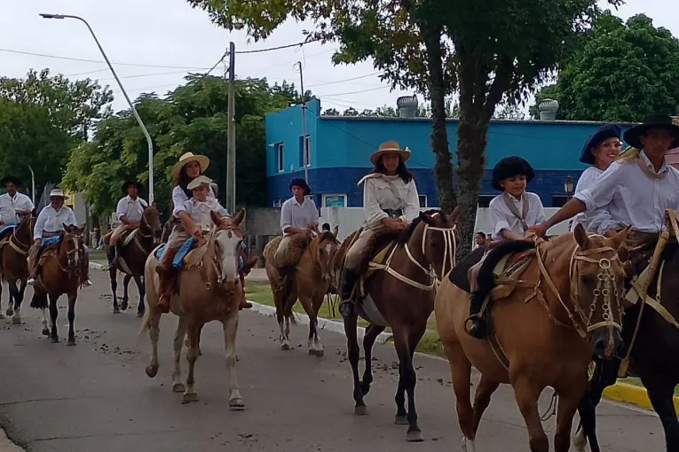 Desfile de agrupaciones tradicionalistas en San José de Feliciano: color y tradición en las calles