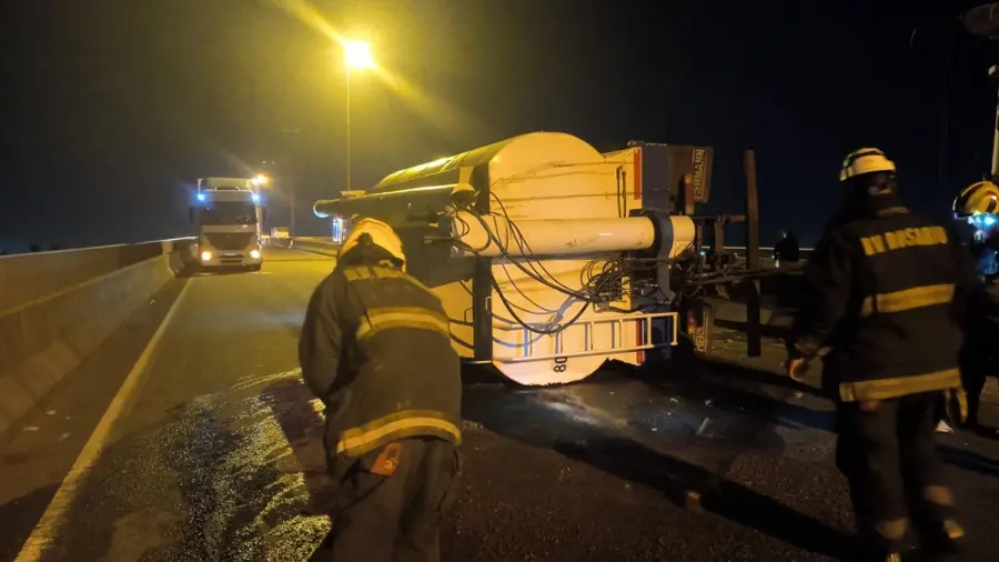 Cami&oacute;n volcado sobre Ruta Nacional 174 (foto Aire de Santa Fe)