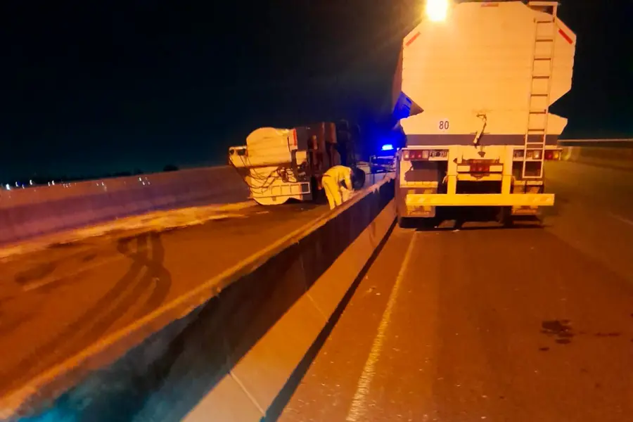 Cami&oacute;n volcado sobre Ruta Nacional 174 (foto Polic&iacute;a de Entre R&iacute;os)