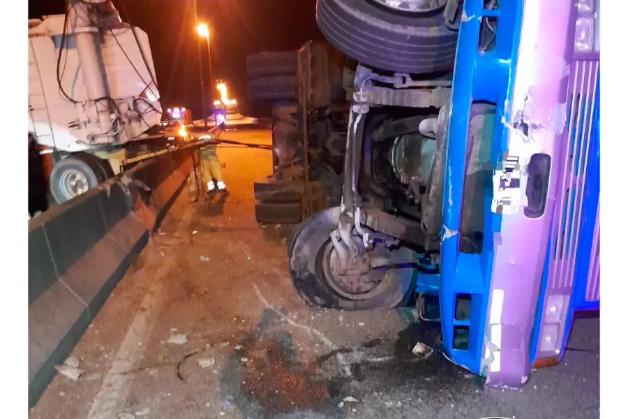 Cami&oacute;n volcado sobre Ruta Nacional 174 (foto Polic&iacute;a de Entre R&iacute;os)