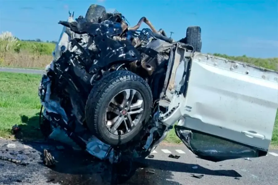 As&iacute; qued&oacute; la camioneta marca Fiat Toro, en la cual falleci&oacute; su conductor (foto Aire de Santa Fe)