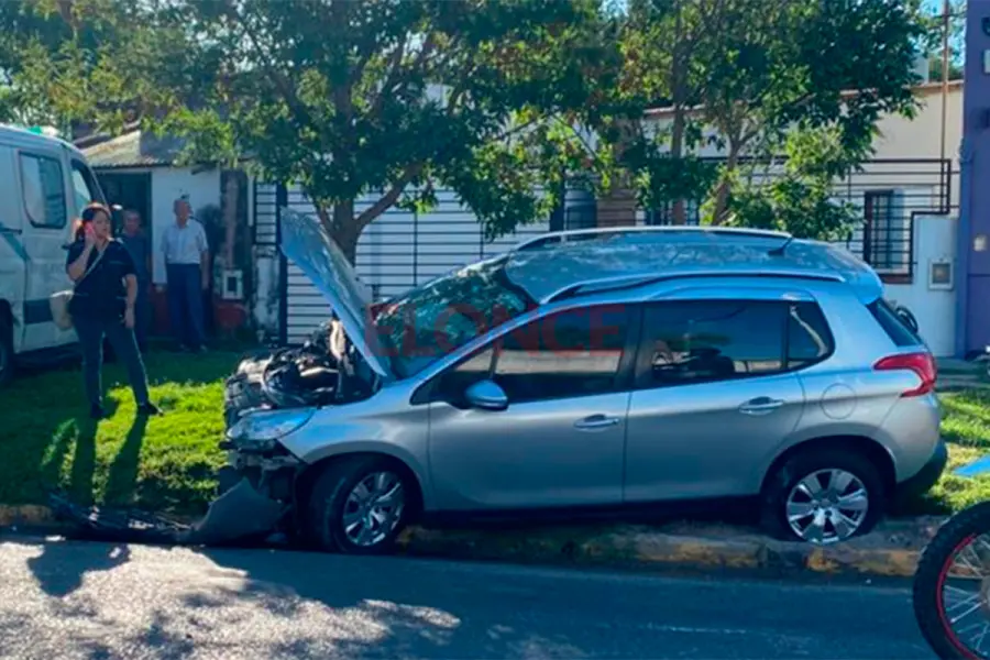 Conductora se descompens&oacute; y choc&oacute; contra una columna (foto Elonce)