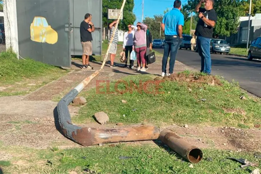 El poste de alumbrado p&uacute;blico fue derribado de cuajo (foto Elonce)