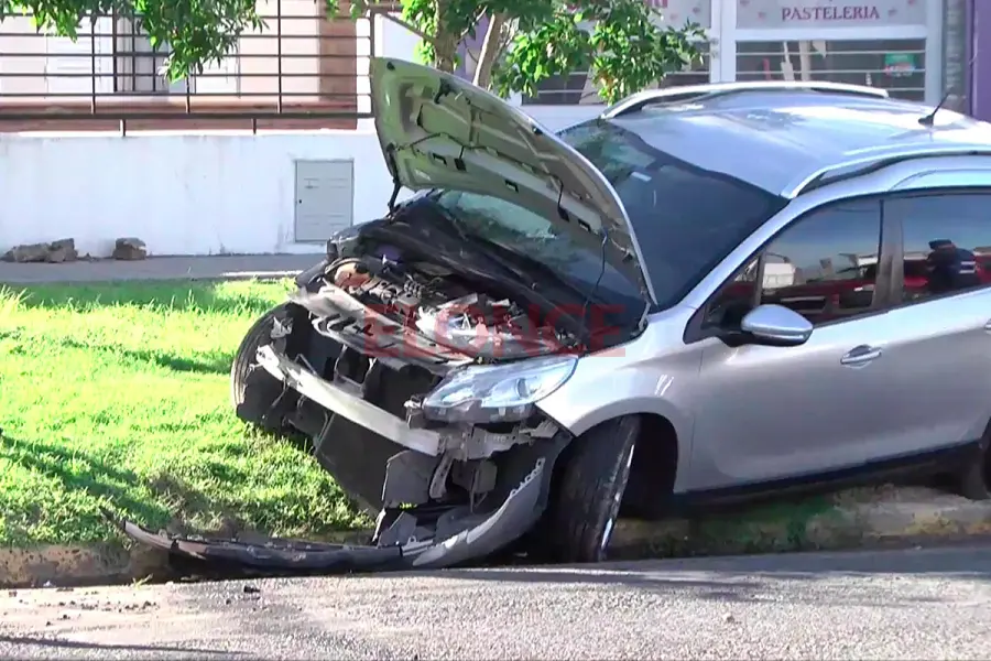 Conductora se descompens&oacute; y choc&oacute; contra una columna (foto Elonce)
