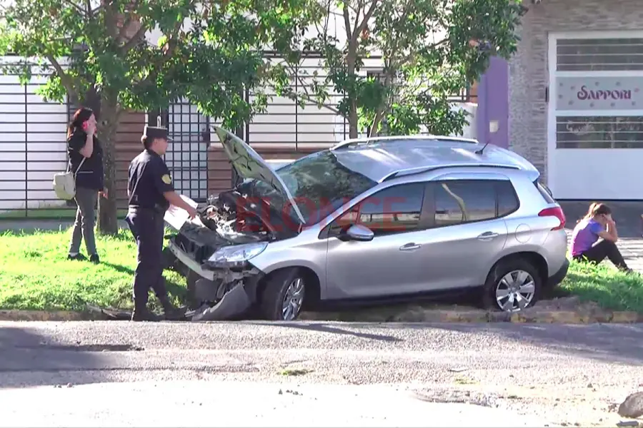 Conductora se descompens&oacute; y choc&oacute; contra una columna (foto Elonce)