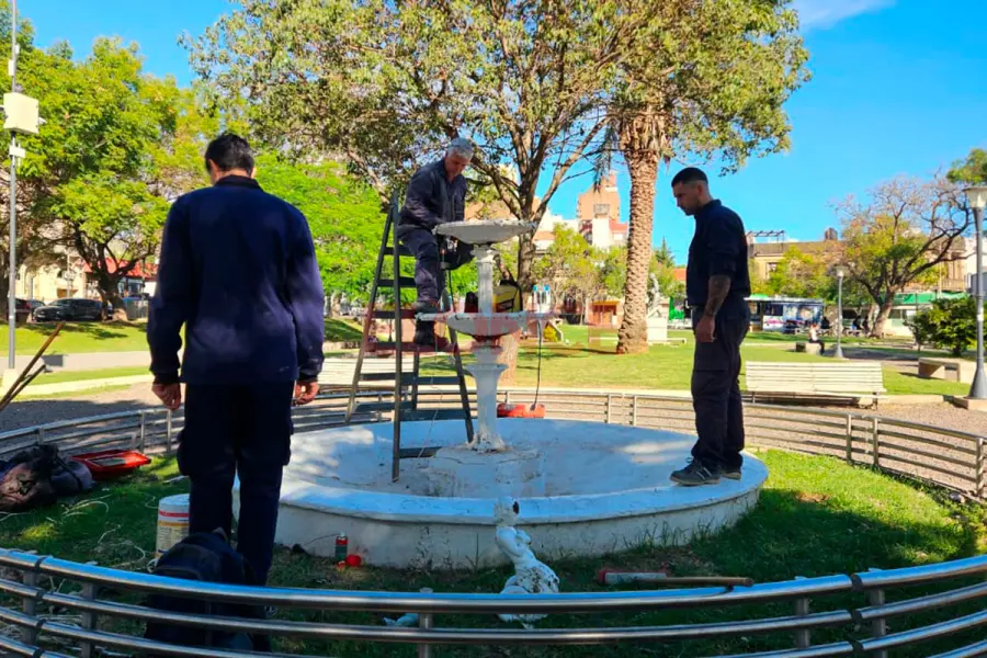 Reparan plaza Alberdi tras actos de vandalismo (foto Elonce)