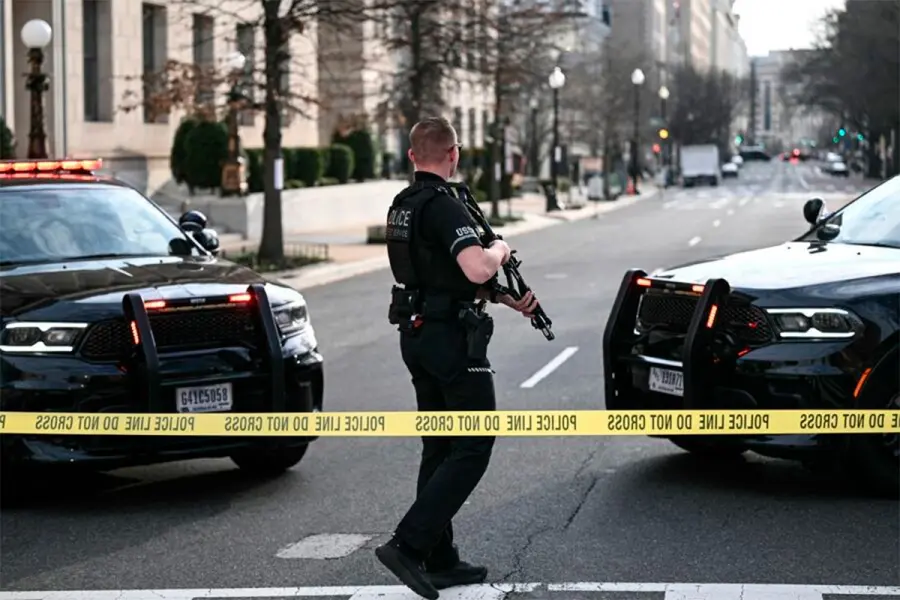 Una camioneta choc&oacute; contra una barrera de seguridad en la Casa Blanca (BRENDAN SMIALOWSKI/AFP)