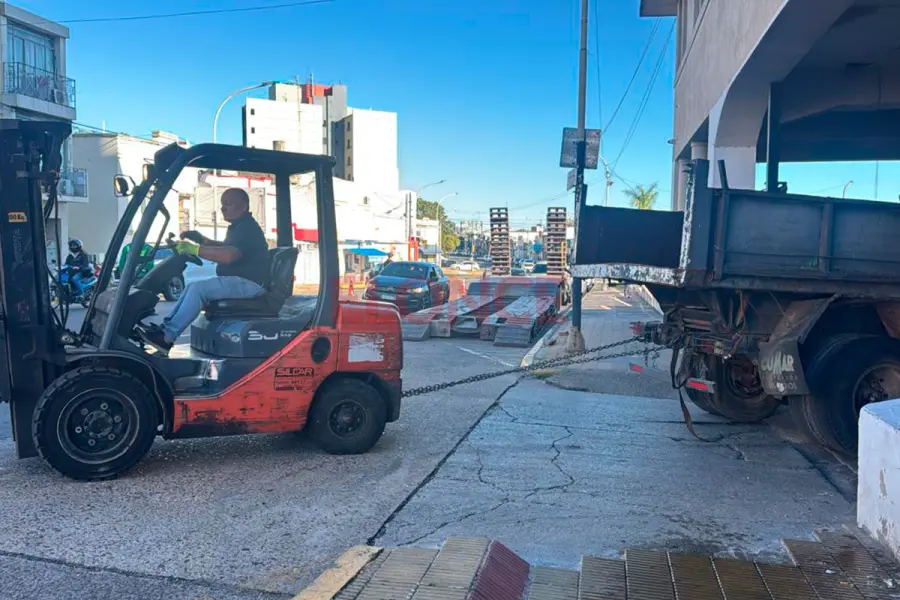 Retiran veh&iacute;culos retenidos del play&oacute;n municipal de Paran&aacute; (foto Elonce)