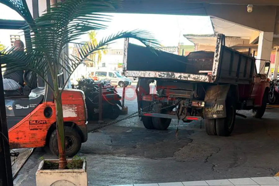 Retiran veh&iacute;culos retenidos del play&oacute;n municipal de Paran&aacute; (foto Elonce)