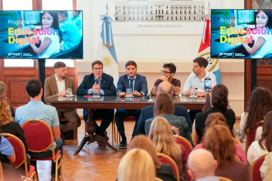 El gobernador de Santa Fe, Maximiliano Pullaro (en el centro) anunci&oacute; la medida junto al ministro de Educaci&oacute;n, Jos&eacute; Goity.