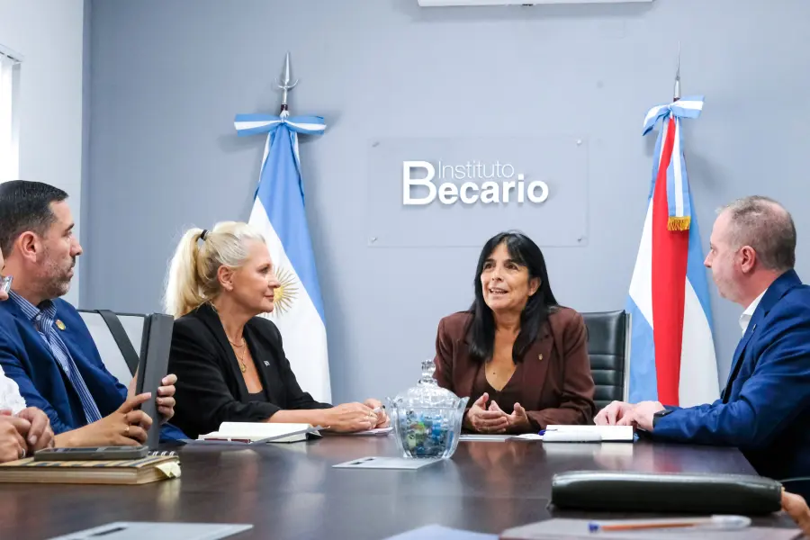 Aluani en el Instituto Becario.