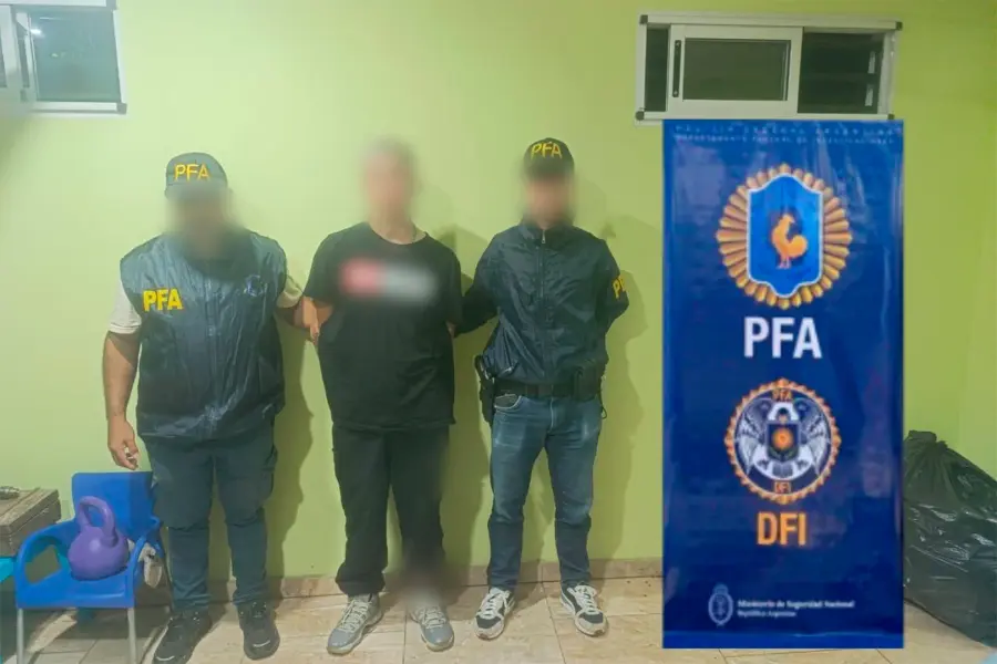 Uno de los detenidos en el operativo