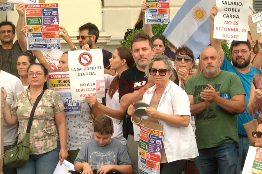 Profesionales de la salud marcharon contra cambios en la ley laboral y piden trabajar 18 horas semanales