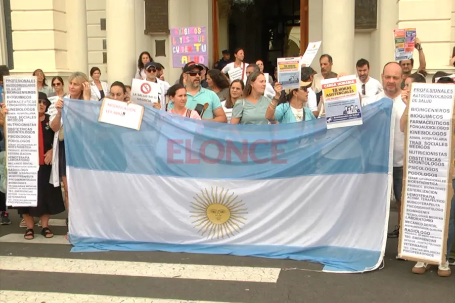 Profesionales de la salud marcharon contra cambios en la ley laboral y piden trabajar 18 horas semanales
