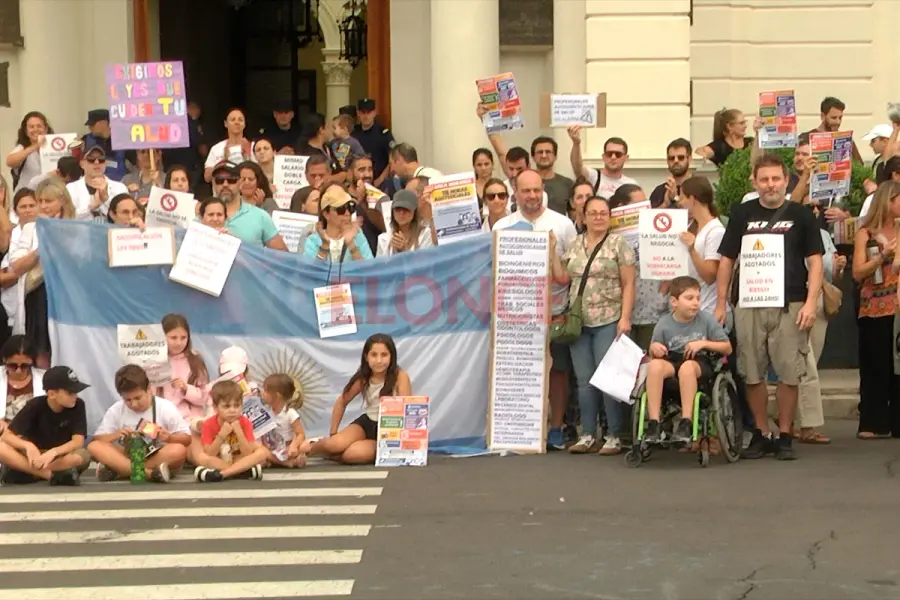 Profesionales de la salud marcharon contra cambios en la ley laboral y piden trabajar 18 horas semanales