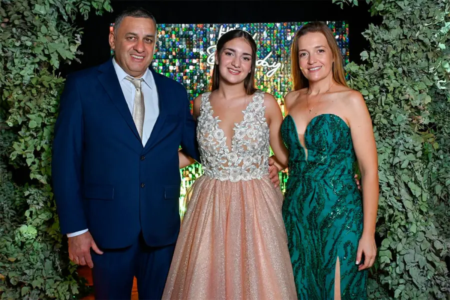 Gustavo Landra y su esposa Anal&iacute;a Heit, junto a su hija Agostina (foto redes sociales)