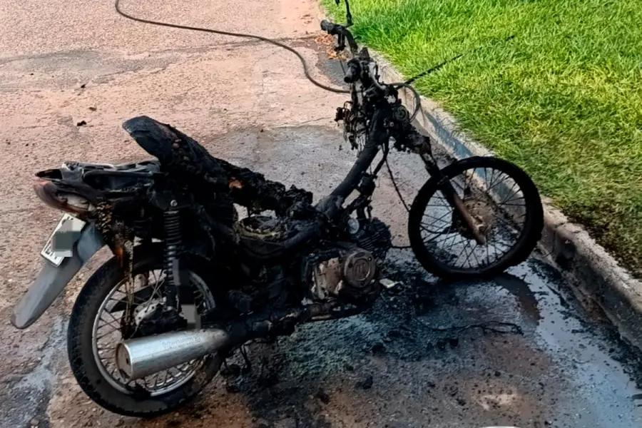 As&iacute; qued&oacute; la moto tras el incendio intencional (foto Polic&iacute;a de Entre R&iacute;os)