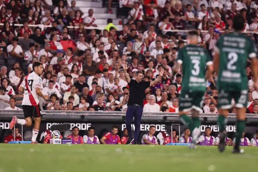 Coudet da indicaciones. Foto: La Naci&oacute;n.