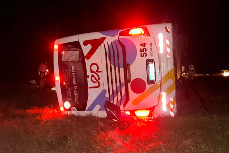 Colectivo volcado en Ruta 9. Foto: Agencia NA.