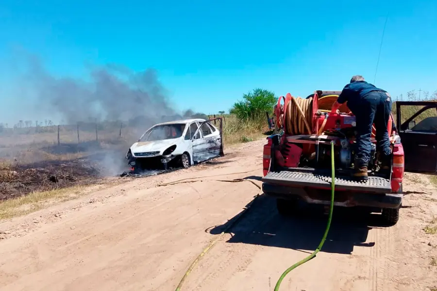 Incendio de auto en Ceibas. Foto: Bomberos de Ceibas.