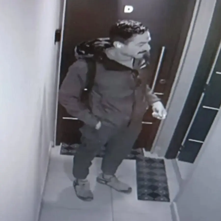 Una c&aacute;mara de seguridad del hospedaje lo capt&oacute; a las 8 de la ma&ntilde;ana del jueves cuando se retiraba del lugar