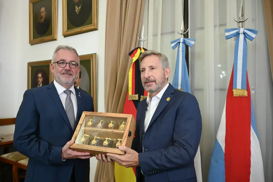 Rogelio Frigerio y representantes alemanes.