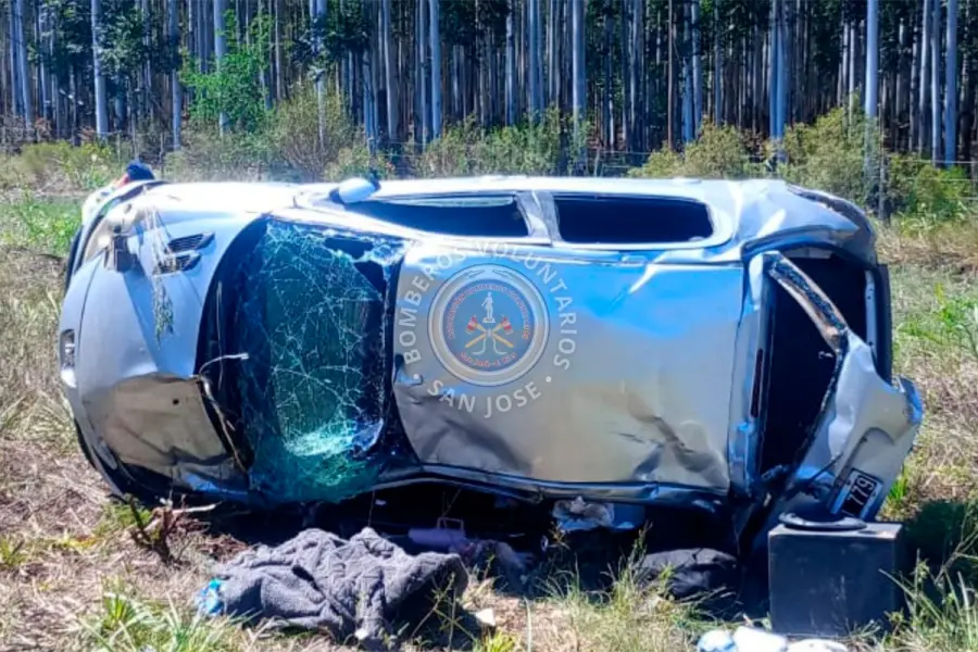 Tr&aacute;gico vuelco sobre Autov&iacute;a Artigas (foto Bomberos Voluntarios de San Jos&eacute;)