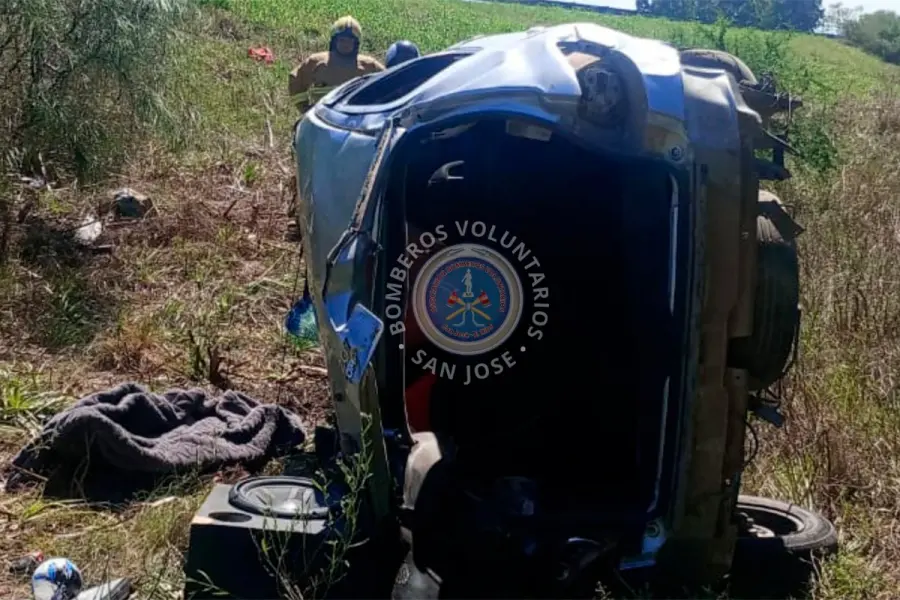 Tr&aacute;gico vuelco sobre Autov&iacute;a Artigas (foto Bomberos Voluntarios de San Jos&eacute;)