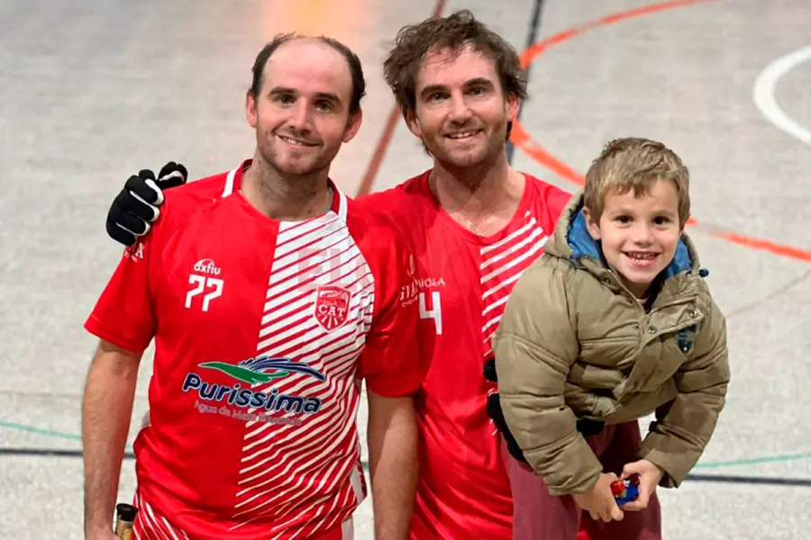 Lucas Caffaro junto a su hermano Nicol&aacute;s, tesorero de la Uni&oacute;n Entrerriana de Hockey sobre Patines (UEHP). Foto: Elonce.