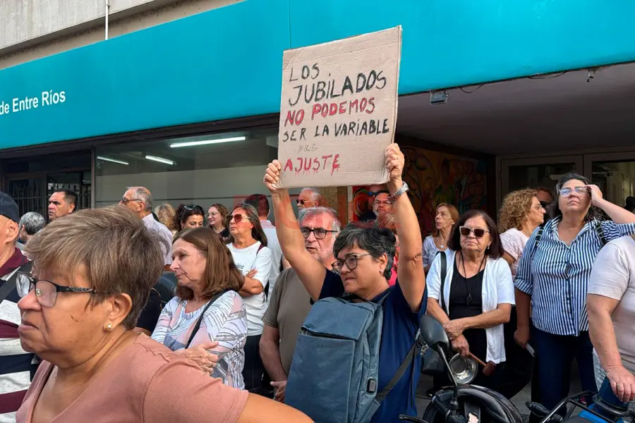 Movilizaci&oacute;n de jubilados a la Caja (foto Elonce)