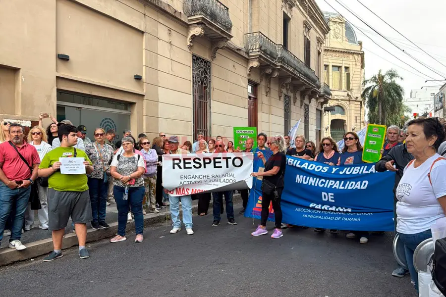Movilizaci&oacute;n de jubilados a la Caja (foto Elonce)