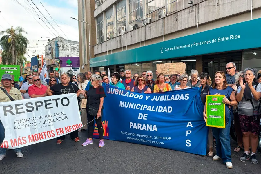 Movilizaci&oacute;n a la Caja de Jubilaciones en Paran&aacute; (foto Elonce)