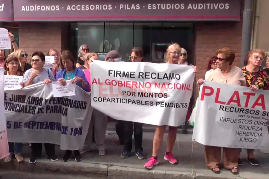 Movilizaci&oacute;n de jubilados a la Caja (foto Elonce)