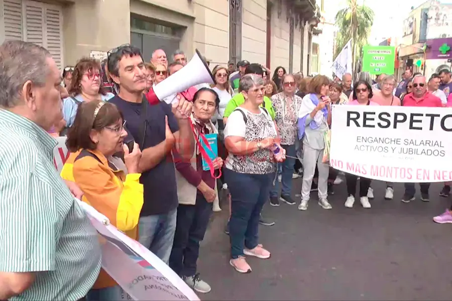 Movilizaci&oacute;n de jubilados a la Caja (foto Elonce)