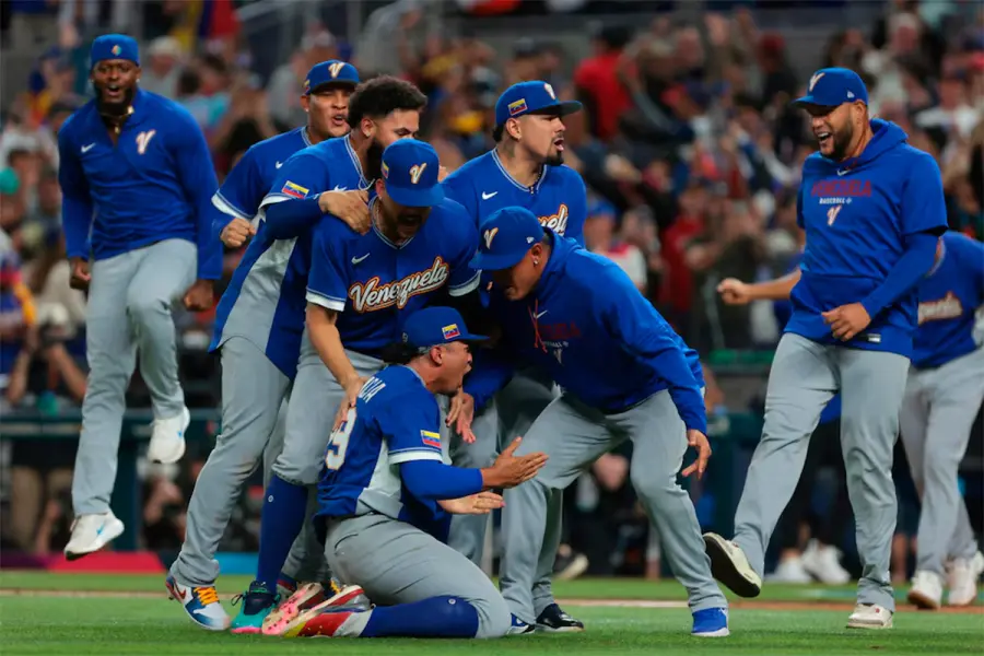 Daniel Palencia (29) reacciona tras ganar la &uacute;ltima entrada para vencer a Estados Unidos (Sam Navarro-Imagn Images)