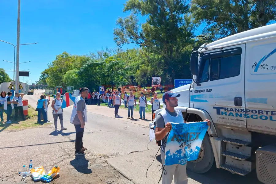 Volanteada de AGMER en acceso al T&uacute;nel Subfluvial (foto Elonce)