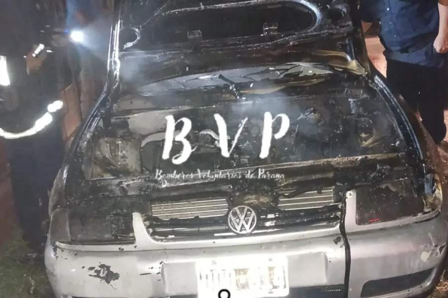 Veh&iacute;culo incendiado en Toma Nueva.