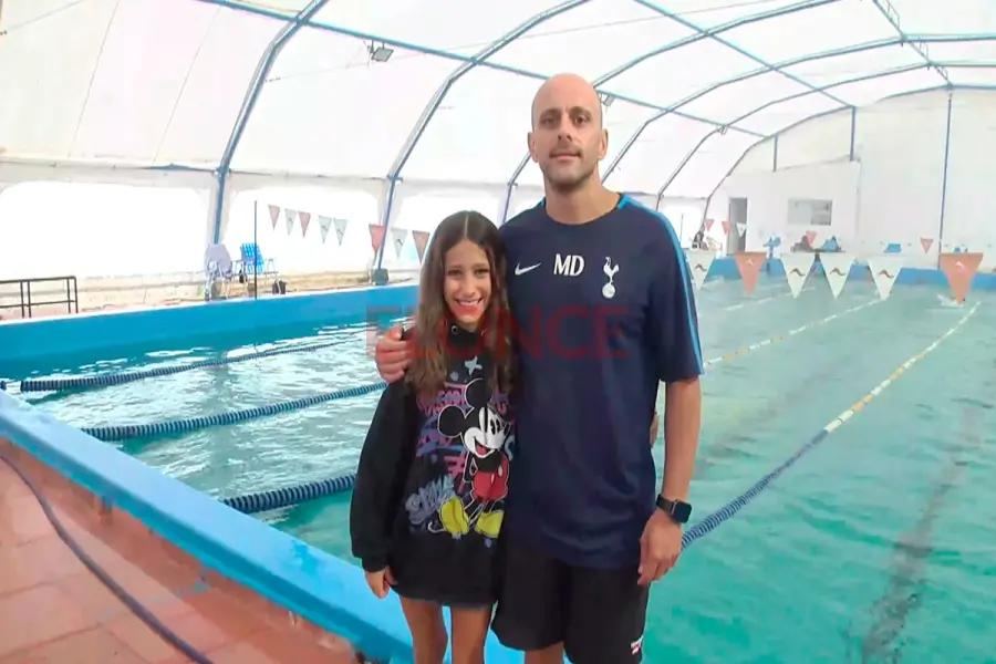 Maitena y su profe Nicol&aacute;s Orlando. Foto: Elonce.