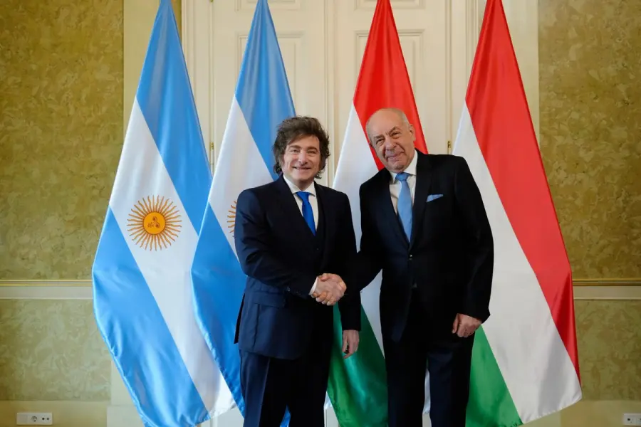 Milei junto al Presidente de Hungr&iacute;a, Tam&aacute;s Sulyok. 
Foto: Oficina del Presidente