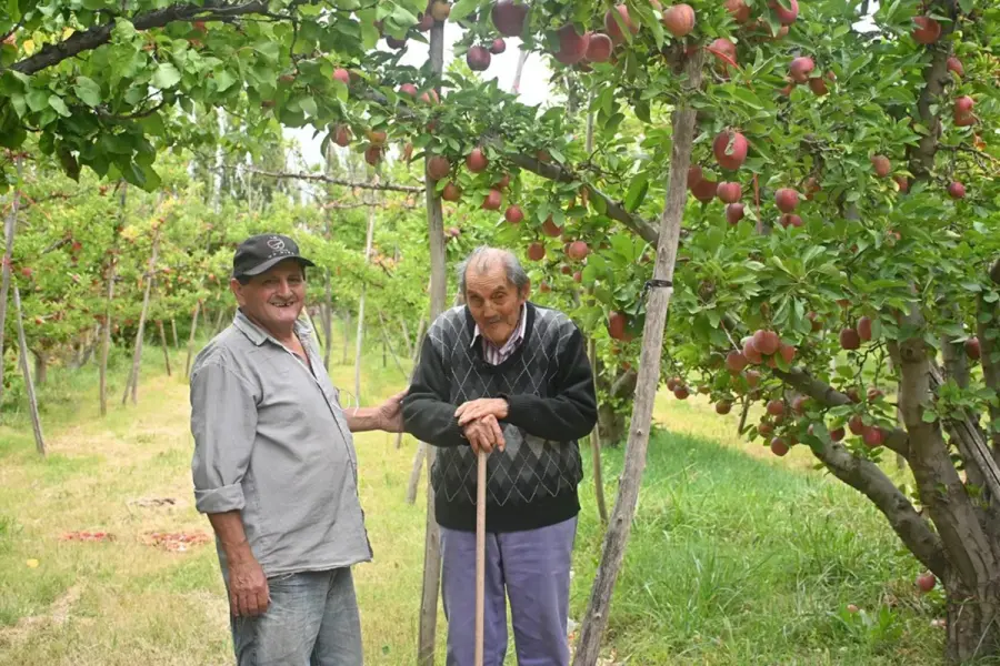 Julio junto a su hijo Daniel. Foto: Diario R&iacute;o Negro.