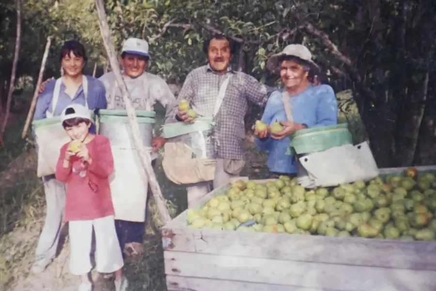 Julio junto a su familia. Foto: Diario R&iacute;o Negro.